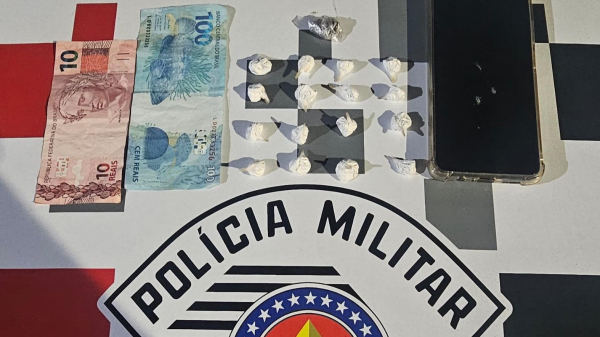 Droga, dinheiro e celular apreendidos pelos policiais (Cedida/PM).
