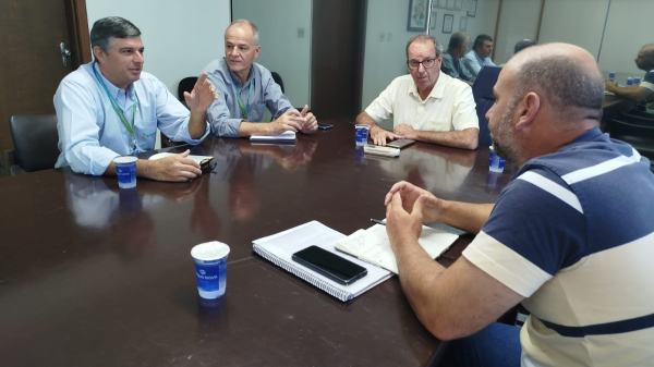 Luiz Moreto Vincentin Junior e Carlos Eduardo Mariano, da Energisa, com o prefeito Jose Tiveron e o secretario municipal de obras, Eder Bonfain (Cedida/PMA).