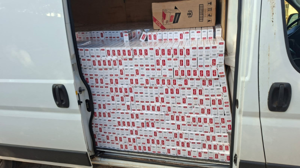 Cigarro e van usada no transporte foram apreendidos pela PM (Cedida/PM).