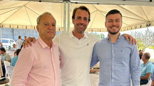 Vereadores Aguinaldo e Daniel e ao centro o deputado Lucas Bove (Cedida).