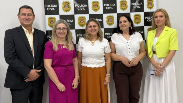 As tres educadoras da URE Adamantina, ao centro, e os delegados seccional e assistente da Delegacia Seccional da Policia Civil em Adamantina (Cedida/PC).