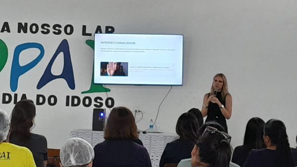 Palestra foi conduzida pela delegada de Policia Laiza Fernanda Rigatto (Cedida/PC).