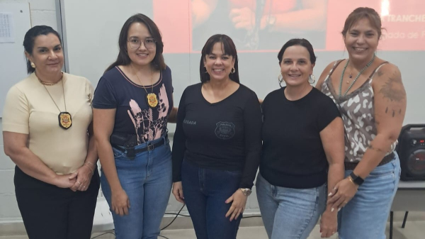 Delegada da DDM ao centro, equipe policial e representantes da Escola (Cedida/PC).