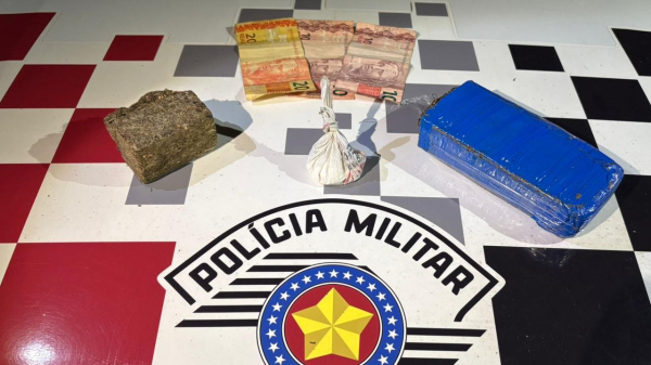 Drogas e dinheiro apreendidos (Cedida/PM).