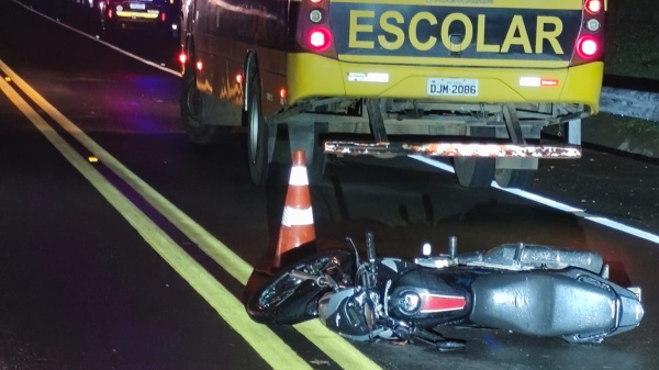 Onibus escolar e moto envolvidos no acidente (Cedida/PM Rodoviaria).