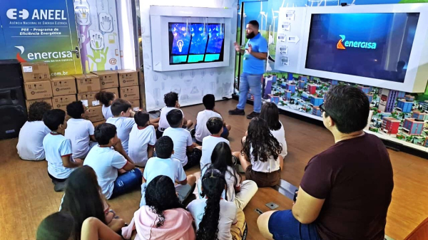 Alunos de uma das turmas da Emef Navarro de Andrade na unidade movel (Cedida/PMA).