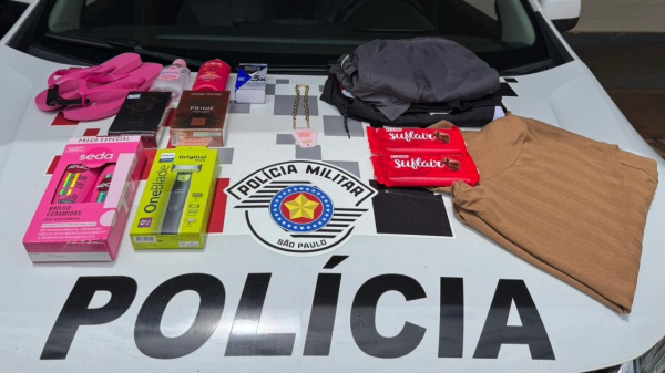 Materiais furtados pela mulher em cinco estabelecimentos no centro de Adamantina, recuperados pelos policiais (Cedida/PM).