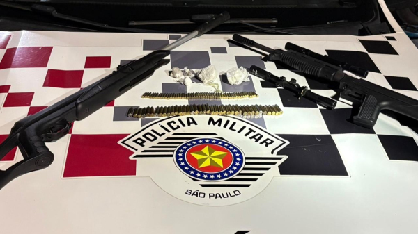 Asmas de pressao e municoes apreendidas pelos policiais (Cedida/PM).