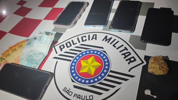 Drogas, celulares e dinheiro apreendidos (Cedida/PM).