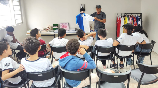 Kakinha e estudantes da Escola Helen Keller (Cedida/PMA).
