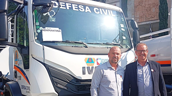 Novo caminhao foi recebido pelos representantes de Adamantina em solenidade na capital paulista (Cedida/PMA).