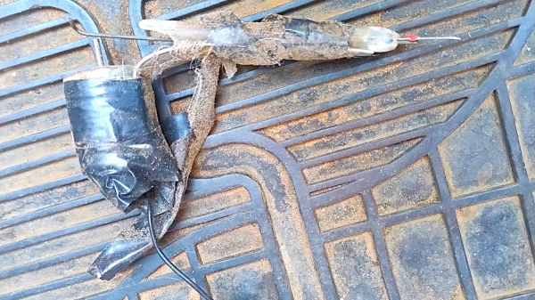 Agulha estava junto a dispositivo que aparenta ser utilizado para tatuagem (Cedida/PMA).