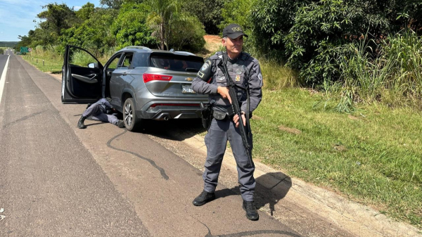 Carro com placa com placas bolivianas onde estavam o condutor, mulher o filho de 4 anos (Cedida/PM Rodoviaria).