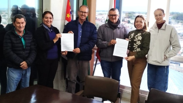 Representantes da Prefeitura de Adamantina e do Lar Cristao celebram o recurso (Cedida/PMA).