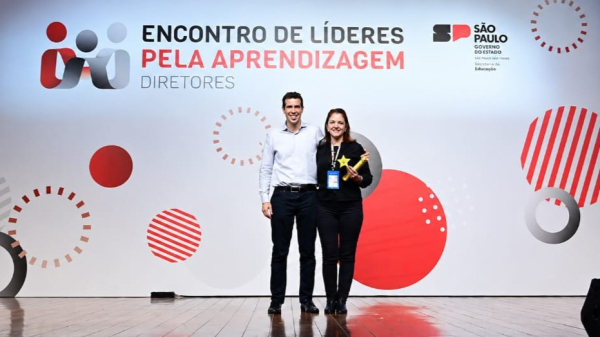 Secretario estadual da Educa?ao, Renato Feder, entrega premiacao para a diretora da Escola Fleurides, Tatiani Qualho Ayachi (Cedida/Acervo Pessoal).