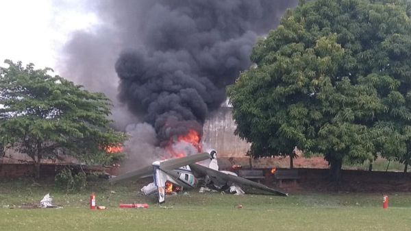 Aeronave caiu perto do aeroporto e pegou fogo (Reproduca).