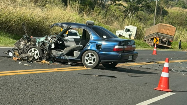 Condutora do automovel foi socorrida em estado grave (Cedida).