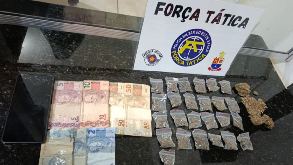 Droga, celular e dinheiro apreendidos (Cedida/PMA).