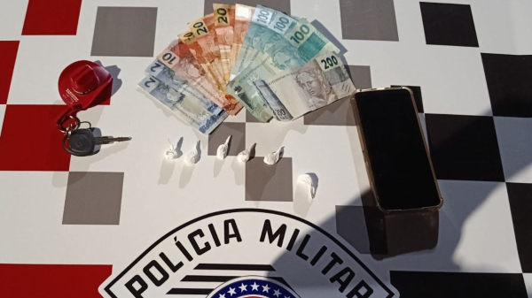 Droga, dinheiro e celular apreendidos com a mulher (Cedida/PM).