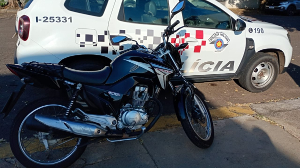 Moto foi recuperada pelos policiais militares (Cedida/PM).