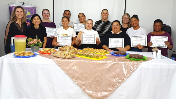 Entrega dos certificados aos participantes do curso (Cedida/PMA).