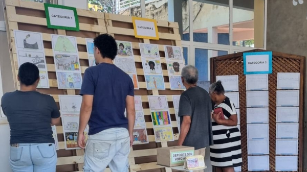 Trabalhos ficam expostos na Biblioteca Municipal para votacao popular (Cedida/PMA).