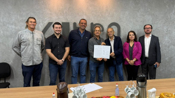 Jose Roberto Ferreira (ao centro) e vereadores da Camara Municipal de Adamantina, na 4Tro Urbanismo (Cedida).