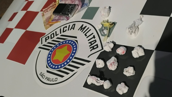 Drogas, dinheiro e outros objetos apreendidos pelos policiais militares (Cedida/PM).