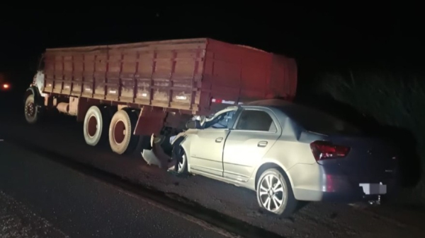 Automovel atingiu a traseira do caminh?o (Cedida/PM Rodoviaria).