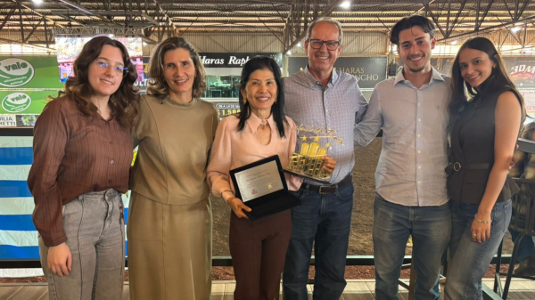 A homenageada Lucia Haga com o prefeito Jose Tiveron e sua familia (Cedida/Acervo Pessoal).