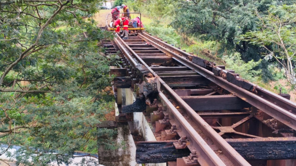 Retirada pontual de dormentes deteriorados (Imagem: Marcelo Braguini Ferreira/Canal Lelotrem).