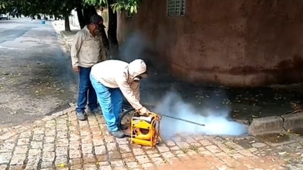 Osvaldo Cruz nebuliza bueiros (Divulgação/PM Osvaldo Cruz).