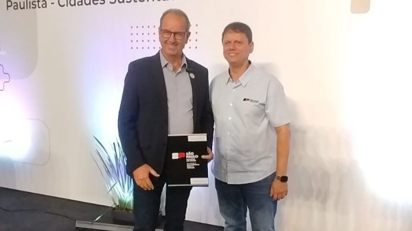 Prefeito Tiveron e o governador Tarcisio de Freitas em SP (Cedida/DeCom-PM de Adamantina).