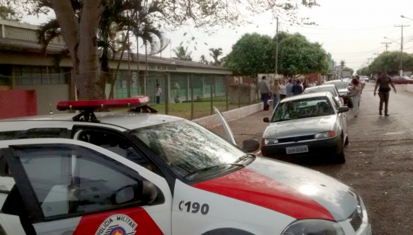 Polícia Militar na porta da Escola Nelson Magnani, local de aplicação de provas do concurso público (Foto: Cedida).