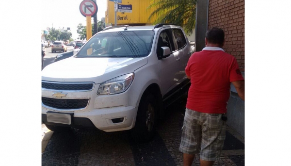 Veículo iniciou trajeto desgovernado e colidiu com lateral do Banco Santander (Foto: Facebook).