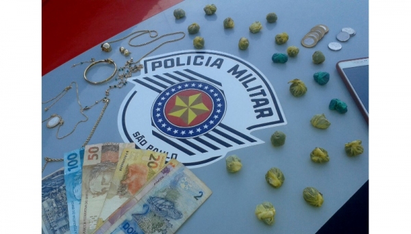 Polícia Militar apreende adolescente traficante no Jardim Paulista, com drogas, dinheiro, jóias e semi-jóias (Foto: Cedida).