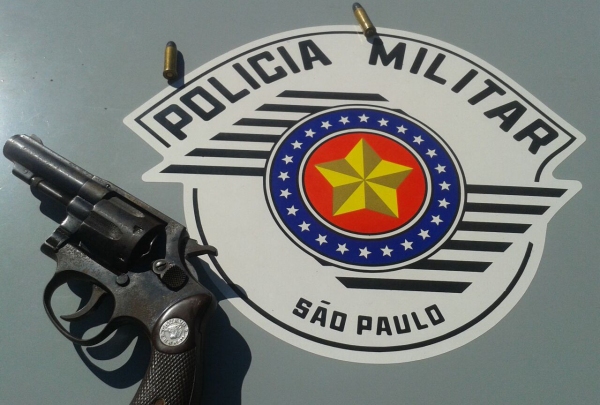 Arma e munições foram apreendidas pela PolÃcia Militar, e teriam sido usadas no roubo a uma casa em Adamantina (Foto: PolÃcia Militar/Cedida).