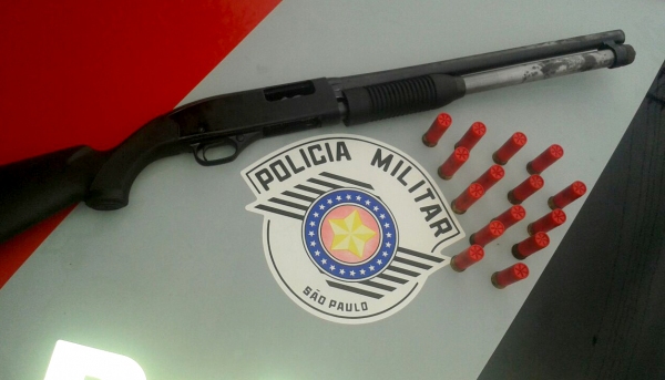 Homem estava com arma e munições em sua casa, e foi preso pela PolÃcia Militar (Foto: Cedida/PolÃcia Militar).