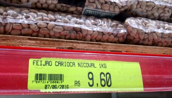 Preço de quilo do feijão carioquinha, em quase R$ 10, hoje (8) em Adamantina (Foto: Acácio Rocha).