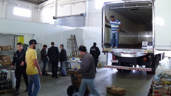 Polícia Civil de Prudente fez campana e conseguiu prender pai e filho, donos de açougue, por receptação de carne roubada (Foto: Deinter 8/Polícia Civil).