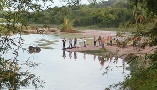 Veículo foi encontrado submerso no rio Iacri, local onde a ponte foi arrastada pelas chuvas (Fotos: Arquivo Pessoal/Reprodução G1 Marília/Bauru)