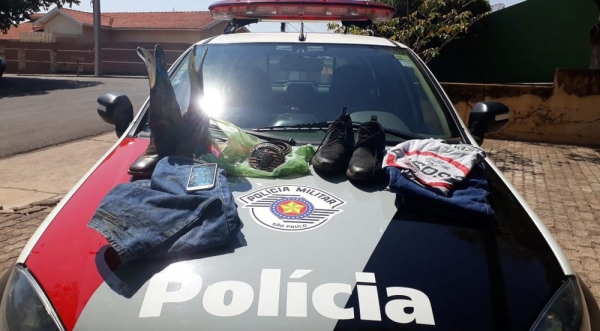 PM apreendeu as roupas usadas pelos suspeitos no dia do crime, em Flórida Paulista (Foto: Polícia Militar/Cedida)
