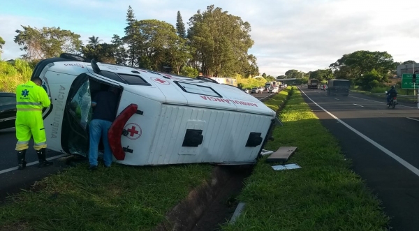 Ambulância da Prefeitura de Marília tombou na rodovia, em Marília, na manhã desta sexta-feira (Foto: Raphael Fernandes/TV TEM).
