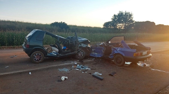 Veículos ficaram destruídos após acidente, com vítimas fatais e graves, todas da mesma família (Foto: Cedida/PM Rodoviária).