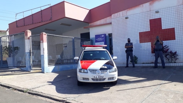 Policiais foram chamados à unidade básica de saúde, onde ocorreu o caso (Foto: Emerson Sanchez/TV Fronteira).