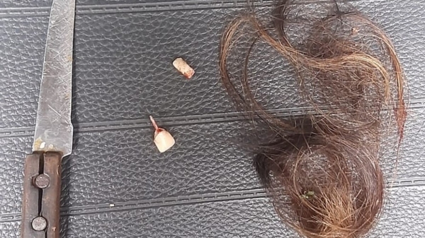 Faca usada pelo agressor e os dois dentes e cabelos arrancados da mulher (Foto: Divulgação/Guarda Municipal de Piracicaba).