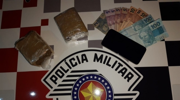 Droga e aparelho celular apreendidos pela equipe da Força Tática (Cedida/PM).