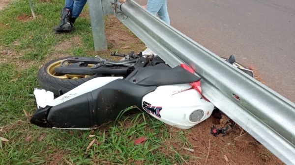 Moto ficou presa à defensa metálica, após choque contra o dispositivo da via (Foto: Cristiano Nascimento/Jornal Cidade Aberta).