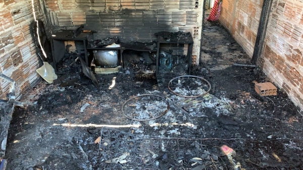 Incêndio começou pelo quarto onde estava a cadeirante, vítima fatal da tragédia (Foto: João Martins/TV Fronteira).