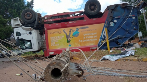 Caminhão da coleta de lixo capotou na rotatória (Foto: João Martins/TV Fronteira).